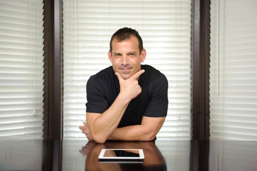 Rich Schefren: The Strategic Architect Behind the Internet Business Manifesto and Modern Online Coaching 3 Flagship Ecosystem, Executive Programs, and Solutions