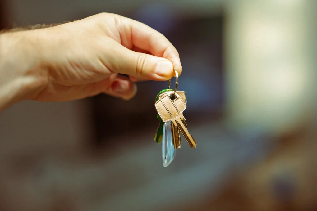 Real Estate CRM and Property Management Software: A Practical Guide 3 Hand holding a set of house keys